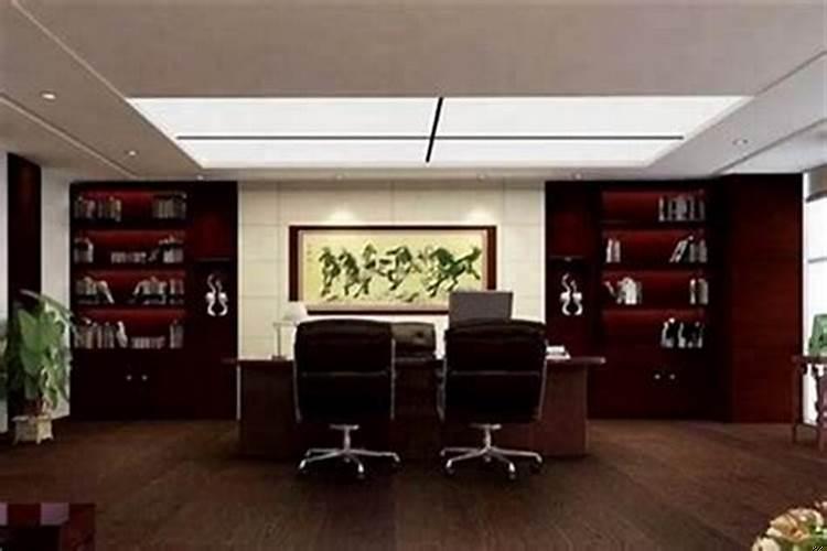 办公桌右侧正对门