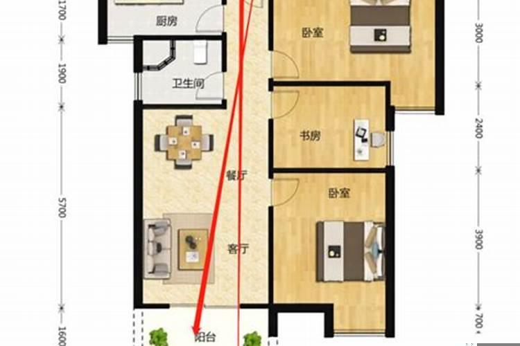 办公桌右侧正对门