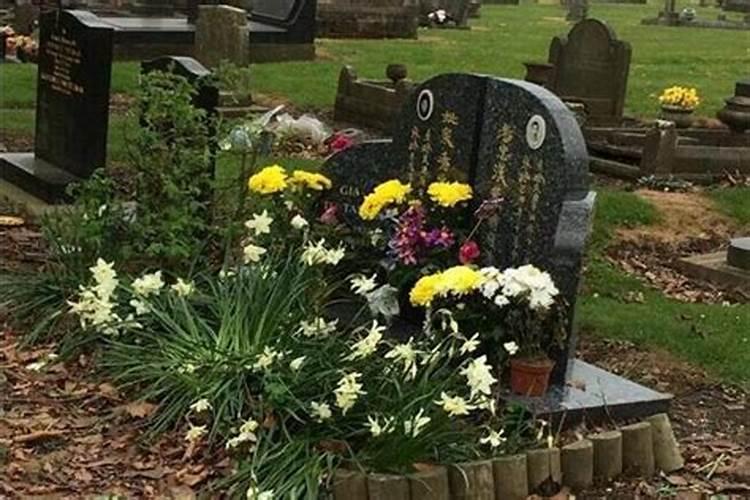 梦见在别人坟前挖土