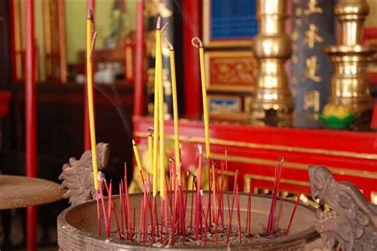 梦见自己给祖先上香