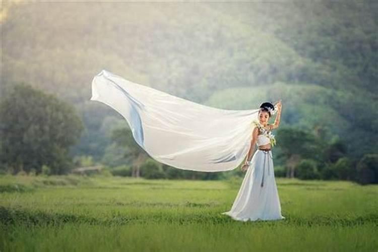 梦见白色婚纱的女的(本命年结婚可以穿白色婚纱吗女生)