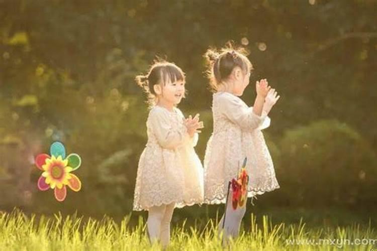 梦到四个死人四口棺材 梦见和死人躺在棺材里是什么意思