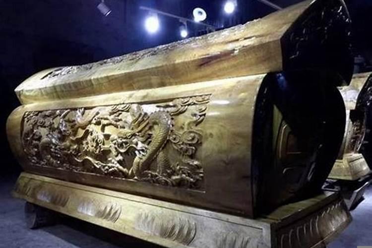 梦到四个死人四口棺材 梦见和死人躺在棺材里是什么意思