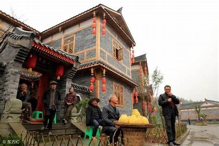 屋对垭口,坟对尖