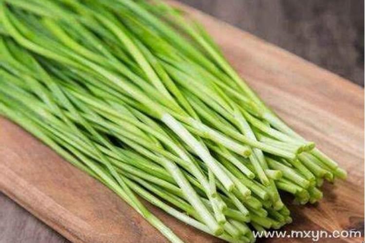 梦见韭菜是什么意思梦见捡到两把韭菜