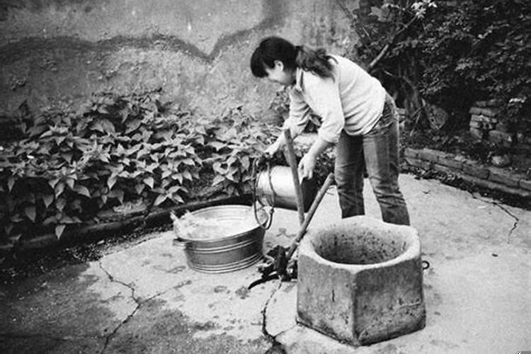 梦见自己从井里打水是什么意思