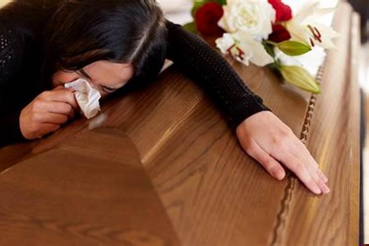 女人梦见挖坟墓见棺材