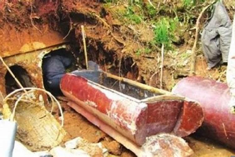 女人梦见挖坟墓见棺材