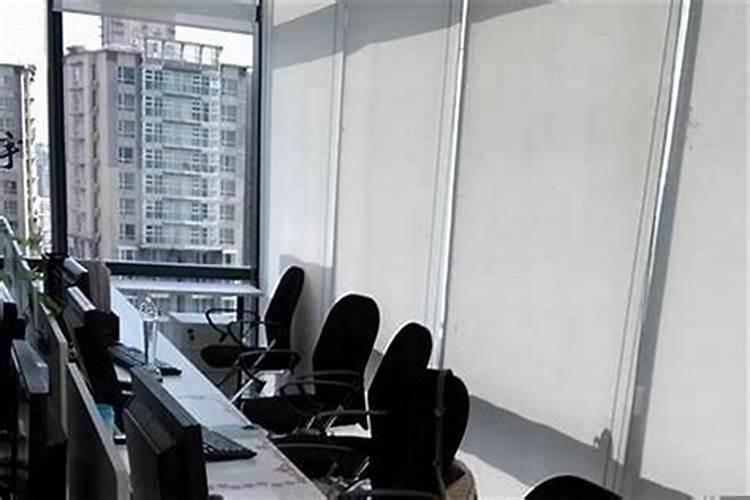 座位背靠玻璃墙如何破解