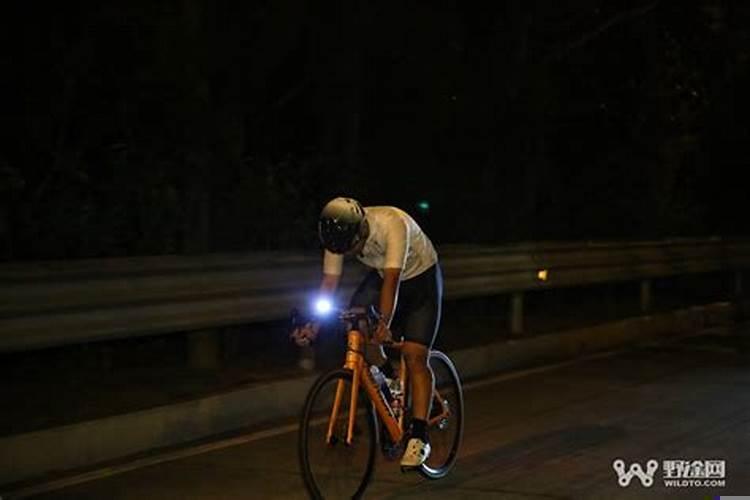 梦见自己在黑夜里骑车赶路