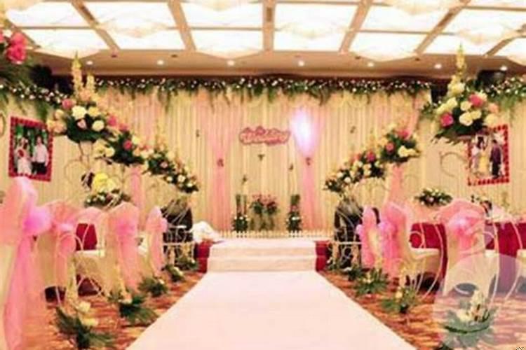 梦到别人穿红色婚礼服