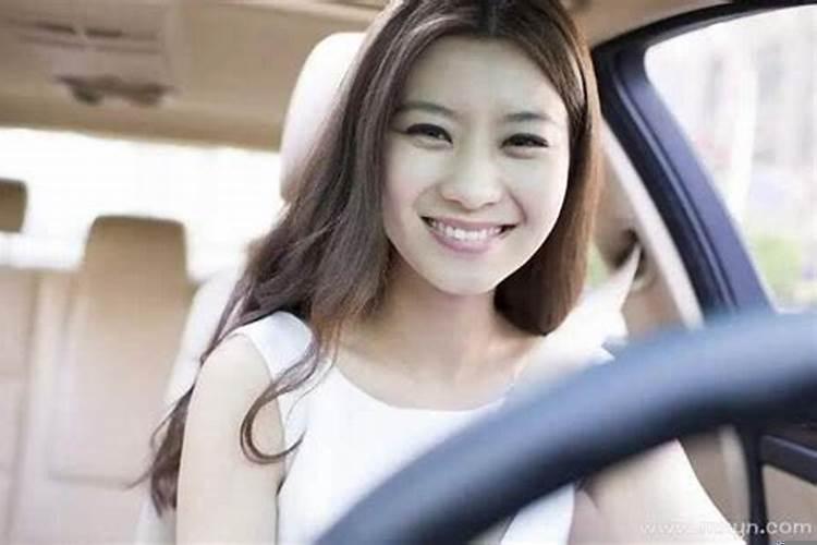 女人梦到自己在开车,后面有车在追