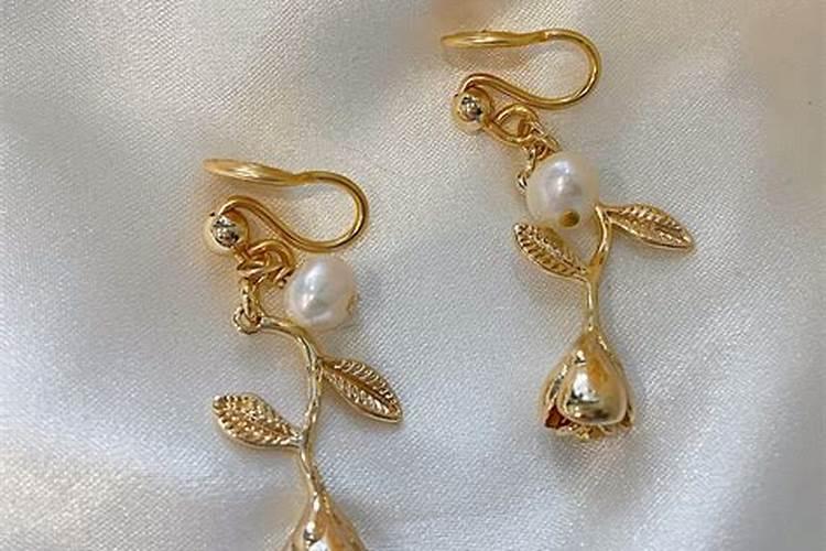 梦到有人送金耳钉