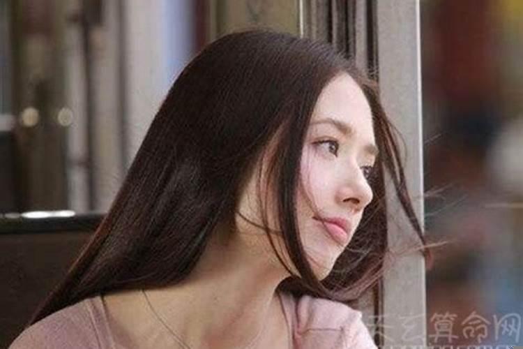 鼻梁生节的女人